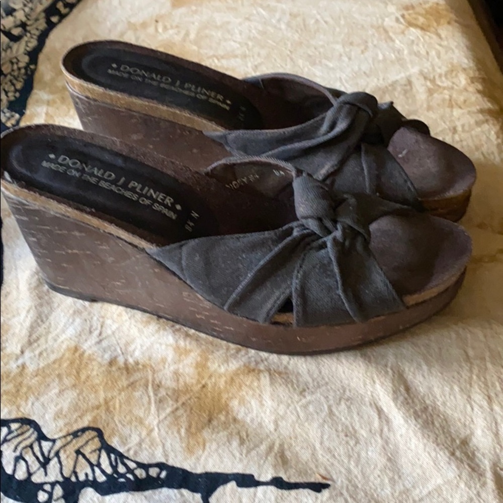 Brown metallic wedge sandal. size 8.5 Narrow.